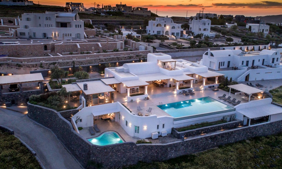 Imerovigli Villa | Private Luxury Villa in Imerovigli - 8 Bedrooms Sleeps 18
