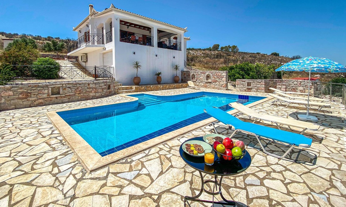 Pylos-Nestoras House | Ready for a dream vacation? Come to this beautiful vacation accommodation in Koroni and enjoy this l