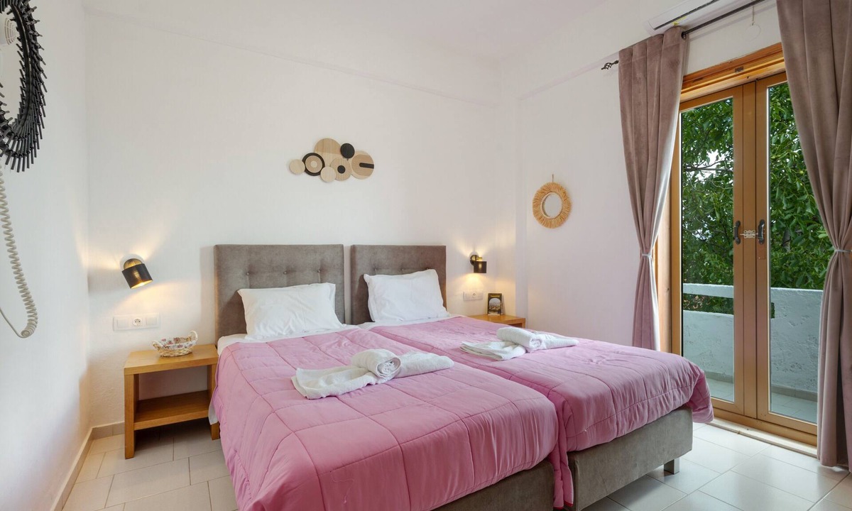 Magoulas Apartment | Room 'Athena' with Mountain View, Wi-Fi and Air Conditioning