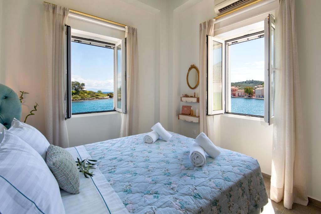 Gaios Apartment | Sea Front Suite "SEA TALES"