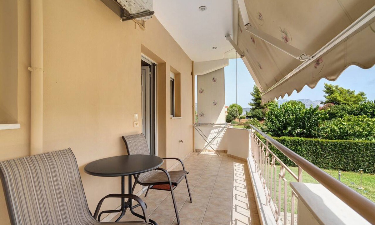 Mesolongi Apartment | Studio Apartment 'Flo's 1' with Shared Garden, Wi-Fi and Air Conditioning