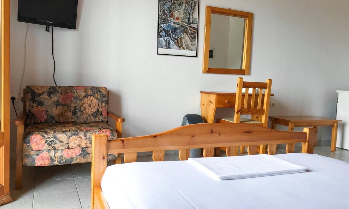Lake Plastiras Apartment | Studio Apartment 'Hotel Antigoni Triple Room 14' with Lake View, Wi-Fi and Air Conditioning