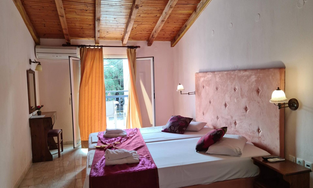 Benitses Apartment | Studio "Galini Studios 2" Near the Beach with Wi-Fi, A/C & Balcony