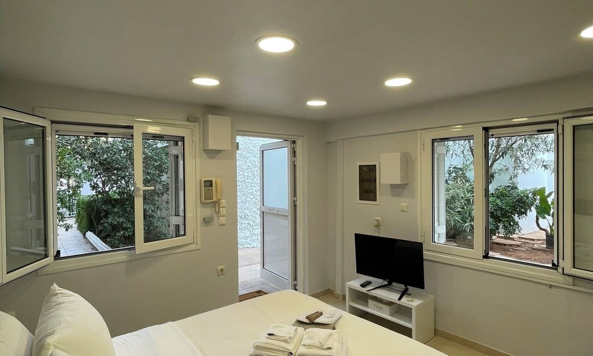 Vouliagmeni Apartment | Studio next to the Beach