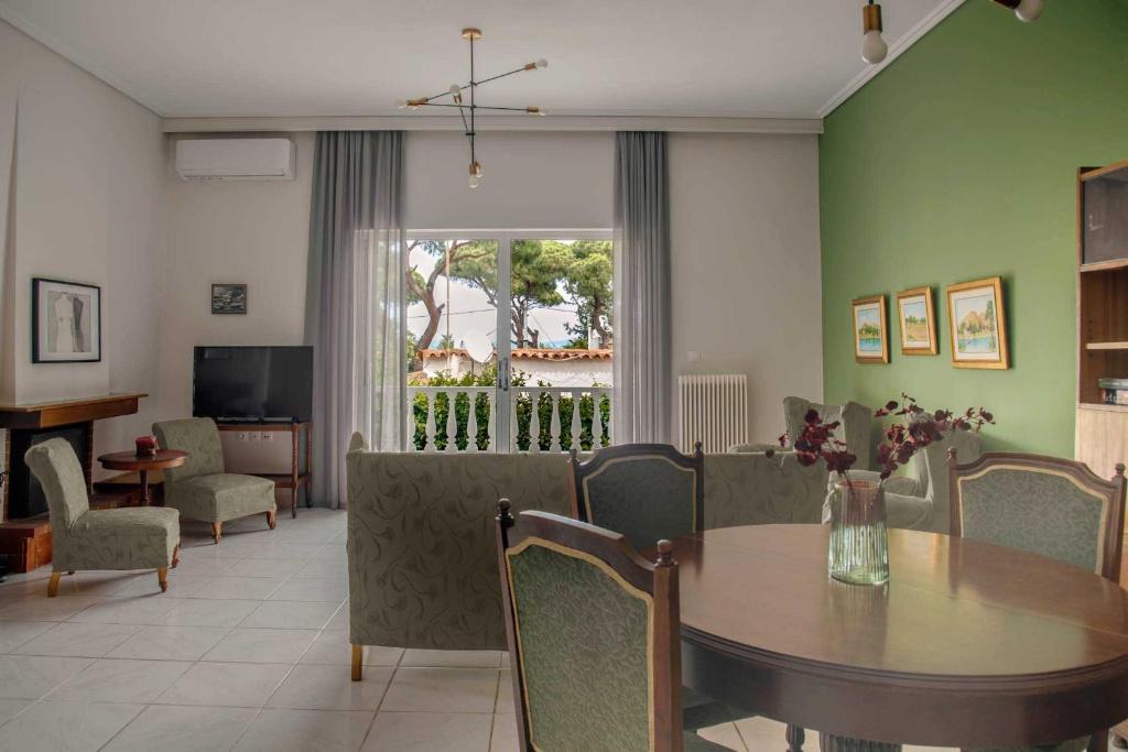 Nea Makri Apartment | Sunny Escape:Stylish and Roomy Apt in Beach Haven!