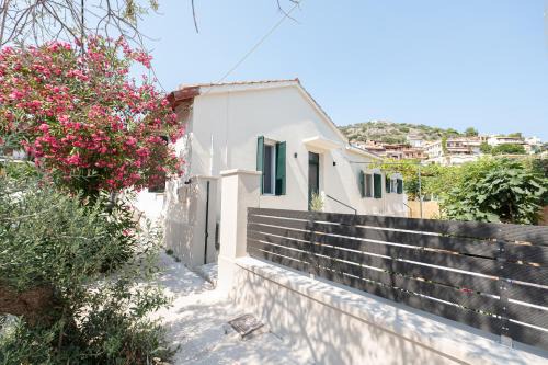 Poros Villa | Sunny yard apartments