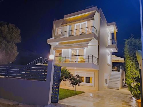 Loutraki Villa | The Bright House a two-storey maisonette in Loutraki