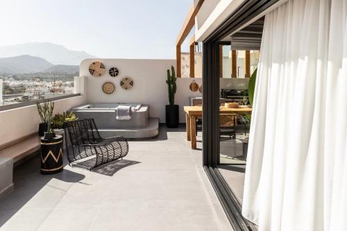 Agios Nikolaos Town Apartment | The sand City apartment with Outdoor Hot Tub