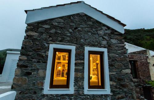 Kantanos-Selino Apartment | Traditional stone build country house Shale