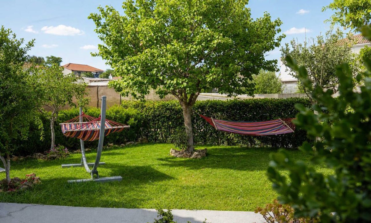 Valira House | Valira Cozy Home w Rustic Charm & Private Garden