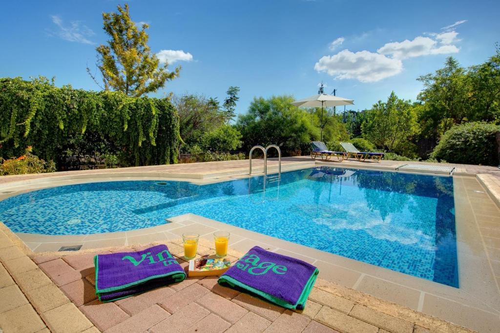 Vamos Villa | Vamos Villa Sleeps 2 Pool Air Con WiFi