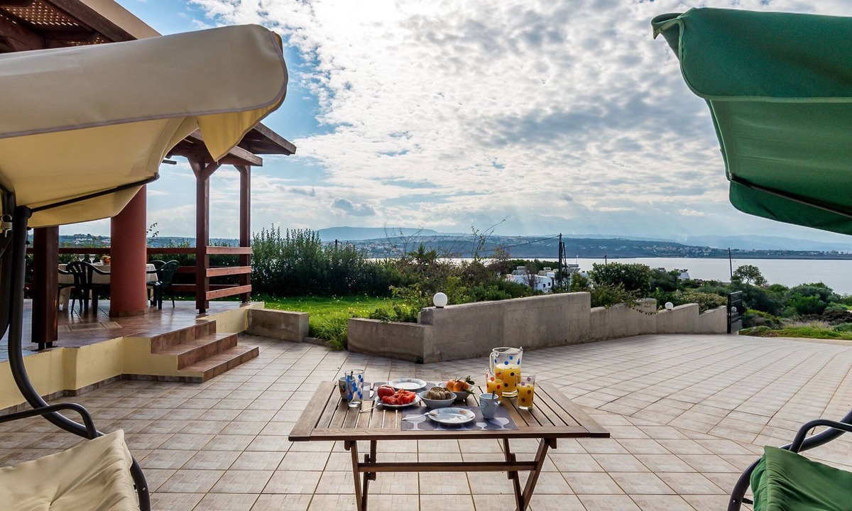 Livadi Villa | Villa Helen 200m from Tersanas Beach