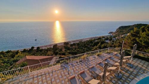 Agios Nikitas House | Villa Margaux Kathisma, Breathtaking VIEWS & Unforgettable SUNSETS - Minutes from Most Iconic BEACH