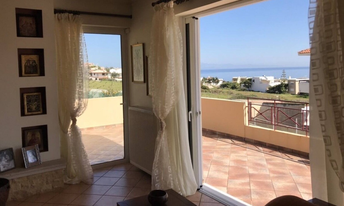 Kaki Thalassa Villa | Villa Petrou 50 meters from the mother