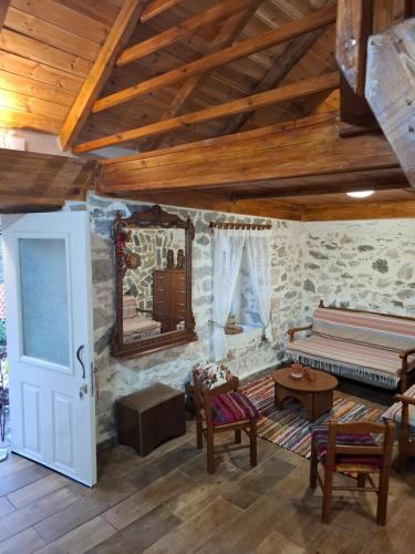 Kymi-Aliveri Apartment | Woodstone House