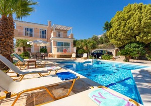 215 m² Villa ∙ 4 bedrooms ∙ 8 guests in Agia Triada