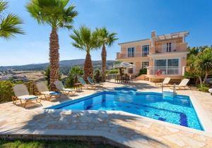 215 m² Villa ∙ 4 bedrooms ∙ 8 guests in Agia Triada