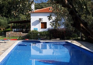 Quiet Beachside Spacious Bungalows + Amazing Seaview + Pool in Lefokastro