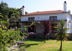 Quiet Beachside Spacious Bungalows + Amazing Seaview + Pool in Lefokastro
