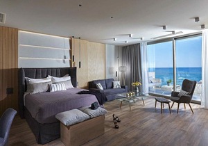 Seafront Apt by Myseasight.com, with Seaview, infinity pool, direct on the beach in HERSONISSOS