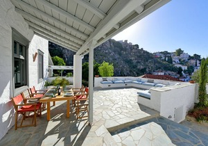 Villa Alma - Large spacious house close to the port in Idra