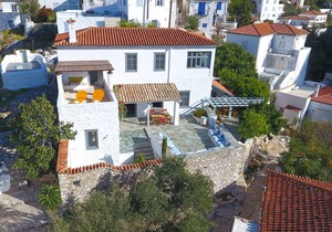 Villa Alma - Large spacious house close to the port in Idra