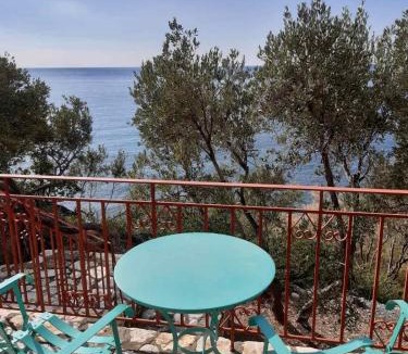 Plomari House | Δωμάτια Κόκκινος Πύργος