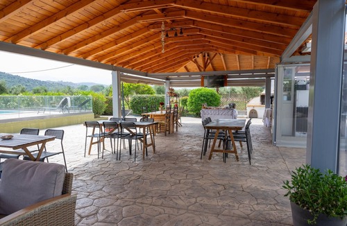 Gythio Villa | Τριαντάφυλλο/Rose near to sea with heating pool