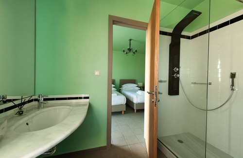 Grambia Villa | 2-Bedroom Villa with Panoramic View of Sea & Mountains.
