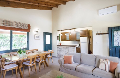 Megalo Metochi House | 2 bedrooms+studio, ideal for kids, 36m² pool, 2.500m² garden, 2,5km from town