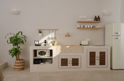 Megalochori Hotel | 3 bedroom Family Cave Apartment with terrace, by Element Suites