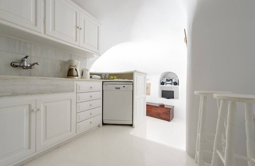 Oia Villa | 3 bedroom luxury villa at Oia with fantastic sea views and jacuzzi pool