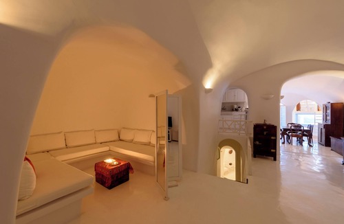 Oia Villa | 3 bedroom luxury villa at Oia with fantastic sea views and jacuzzi pool