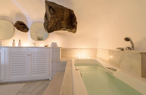 Oia Villa | 3 bedroom luxury villa at Oia with fantastic sea views and jacuzzi pool