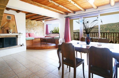 Topolia House | 3-bedroom Topolia House With Shared Pool