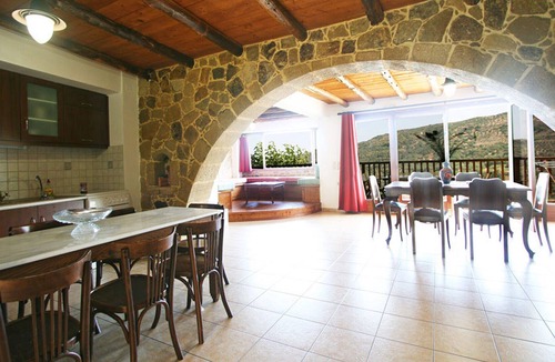 Topolia House | 3-bedroom Topolia House With Shared Pool