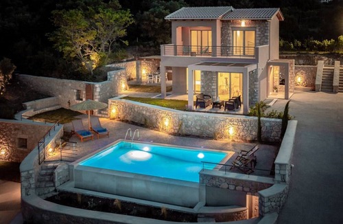 Apolpaina Villa | 31 Blue Villas - Sky Blue Infinity Pool and BBQ Area
