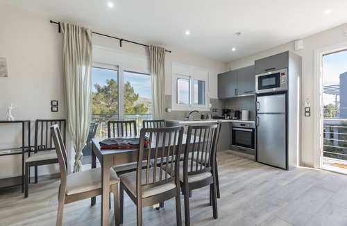 Paliki Apartment | 4-Bedroom Apartment with Sea View, Wi-Fi and Air Conditioning