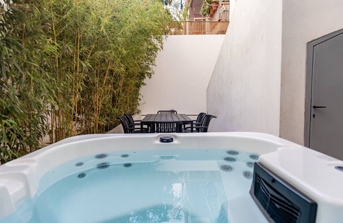 Neos Kosmos Ski Chalet | 4BR House near Acropolis | Roof Garden | 12 Guests and Hot Tub