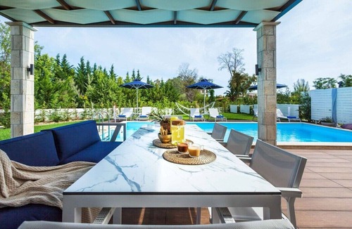 Pefkochori Villa | 5-Bedroom Villa w/Pool & Garden – Near Beach