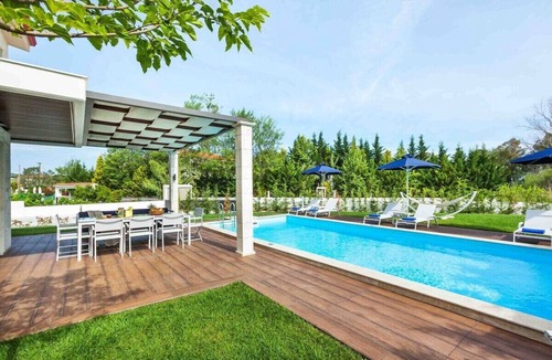 Pefkochori Villa | 5-Bedroom Villa w/Pool & Garden – Near Beach