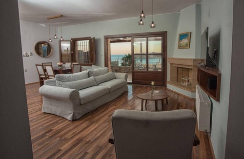 Elounda Villa | 6 bedrooms villa next to the beach sleeps 12