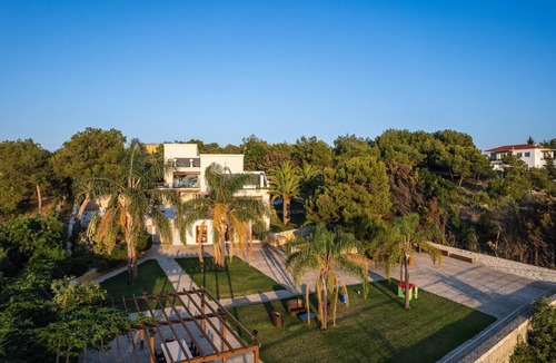 Akrotiri Villa | 8BR Twin-Villa Retreat in Lush Gardens by etouri