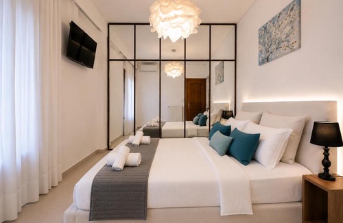 Charilaou Apartment | 95sqm - 10min center - 2 bedrooms -2AirCo - Gas heating - 3 SmartTvs - 2nd floor - Optical fiber