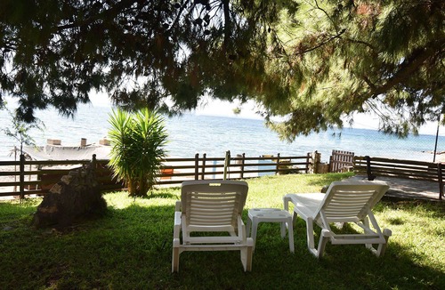 Metamorfosi House | A groundfloor beachfront apartment at Metamorfosi Sithonia for 5 guests