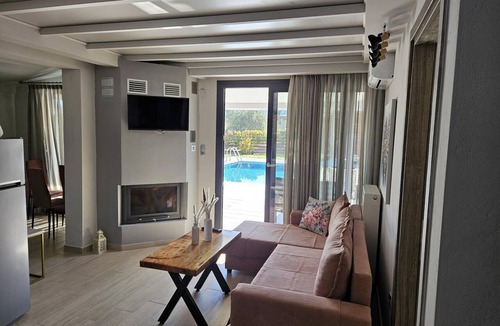 Skotina House | A small, ideally located resort with private pools.