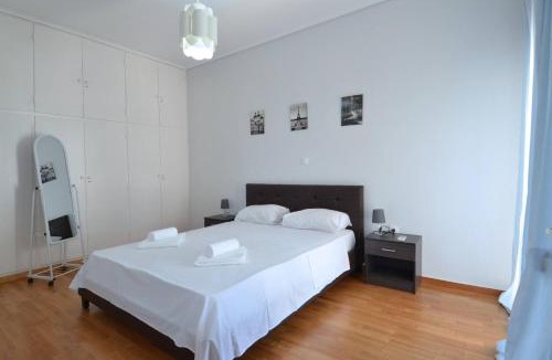 Khalandrion Apartment | A spacious minimal apartment at Chalandri