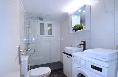 Khalandrion Apartment | A spacious minimal apartment at Chalandri