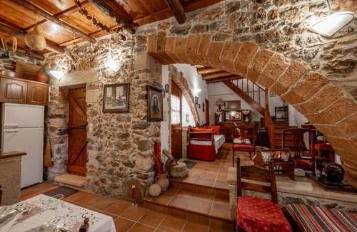 Malaxa Apartment | Agapi’s Charming Retreat, Holiday Home