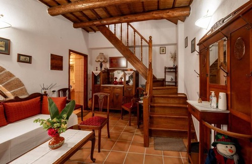 Malaxa Apartment | Agapi’s Charming Retreat, Holiday Home